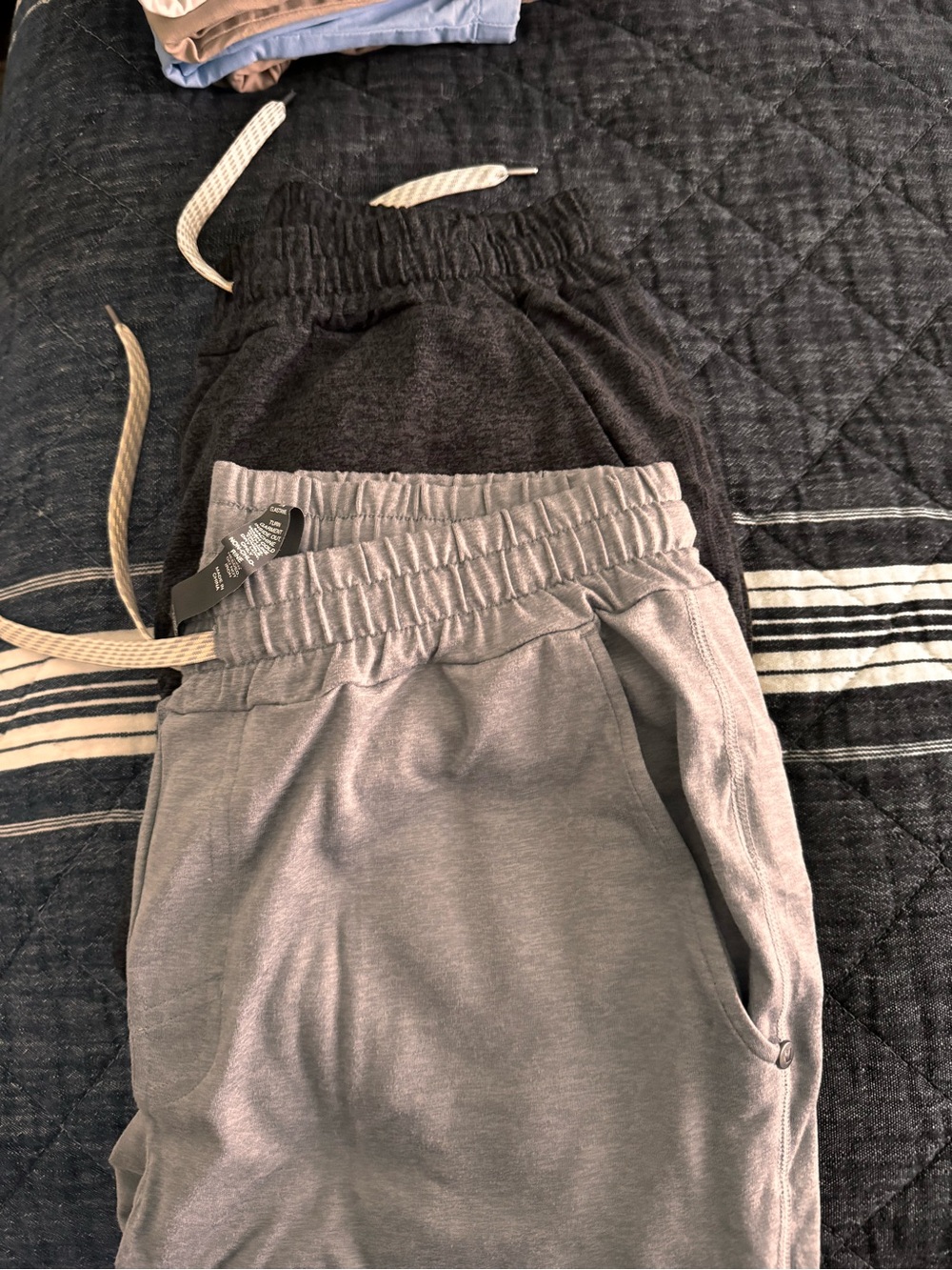 Vuori dream knit performance Joggers in Dark & Light Gray